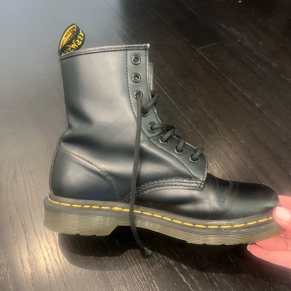 Dr. Doc Martens Wonen's size 8 Leahter Lace Up Boots - Picture 3 of 10